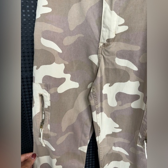 Hollister Women's Camouflage Cargo Jeans - Picture 4 of 5